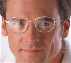 沒有AR:透視率低、會反光